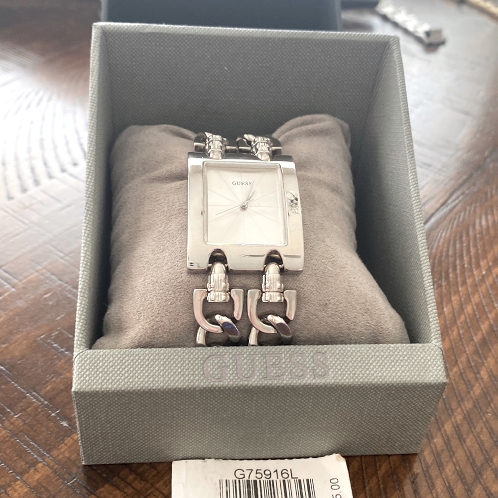 Guess chain watch